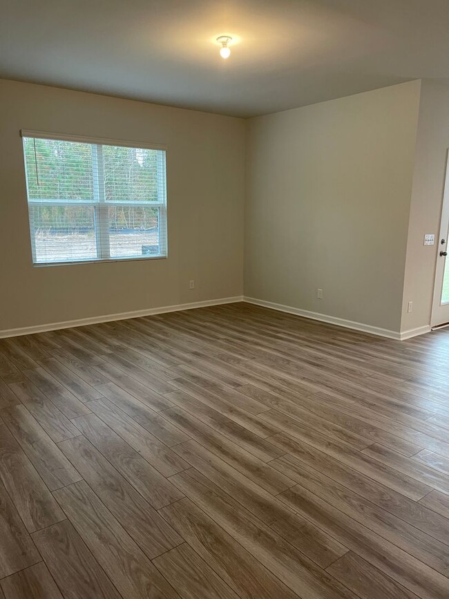 Building Photo - 4 bed 2 bath home in Heartwood!