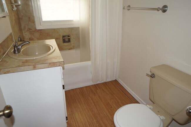 Building Photo - NE Portland 3 bedroom Rose City Park