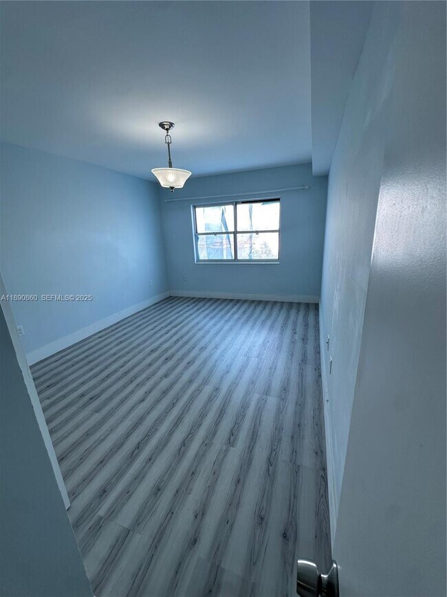 Building Photo - 400 Kings Point Dr