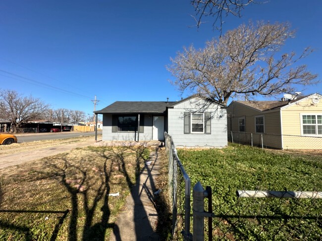 Building Photo - Vintage Home, Minutes from TTU & Medical