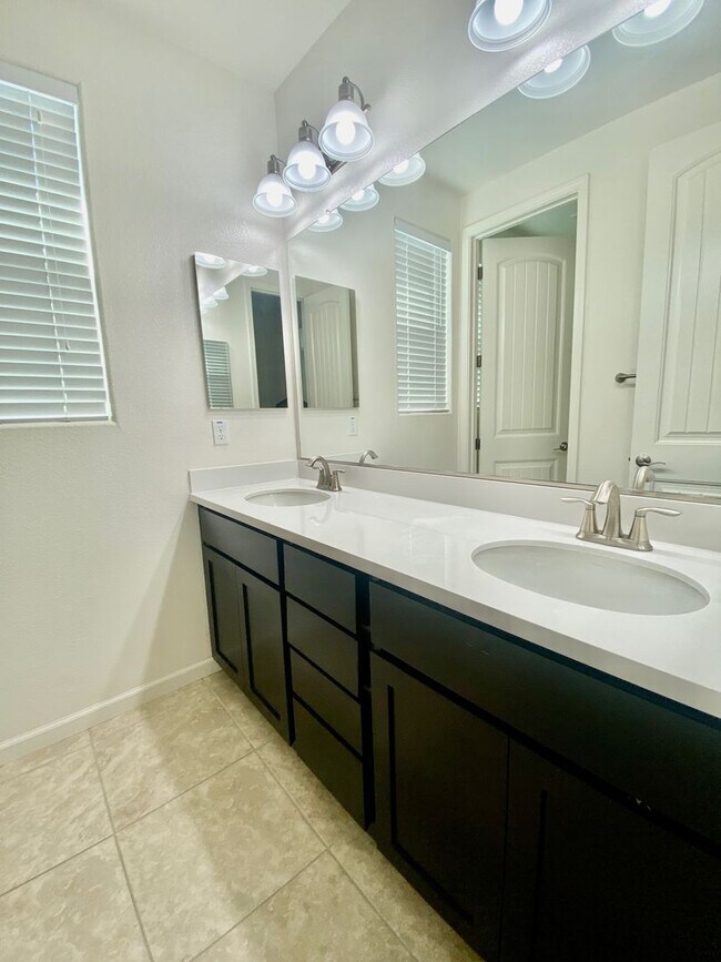 Building Photo - AVAILABLE BY 6/19/26. 4 BED, 2.5 BATHS, 1763 SQ FT STAINLESS STEEL APPLIANCES INCLUDED