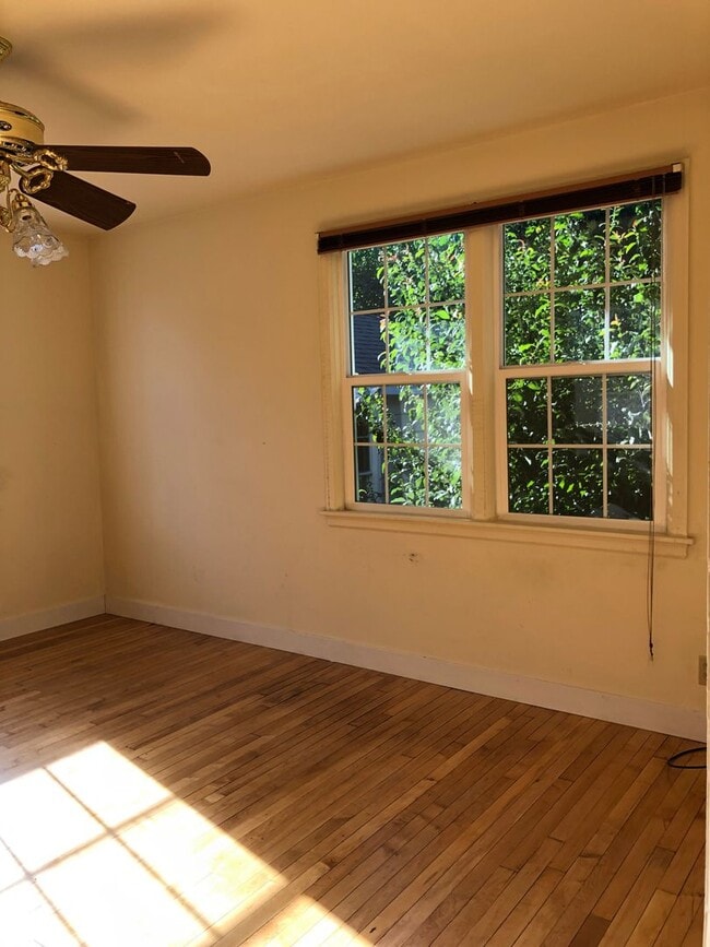 Building Photo - Old SW Reno Remodeled Duplex