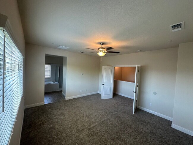Building Photo - 2494 Valdes Dr