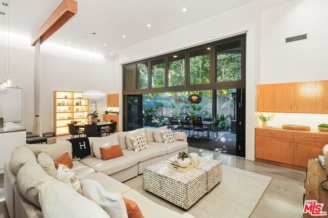 Building Photo - 1849 Fox Hills Dr