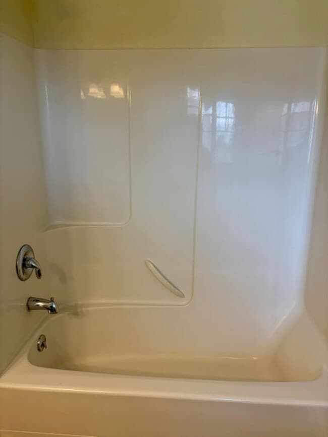 Building Photo - 3 Bedroom, 2.5 Bathroom Townhouse with Fireplace
