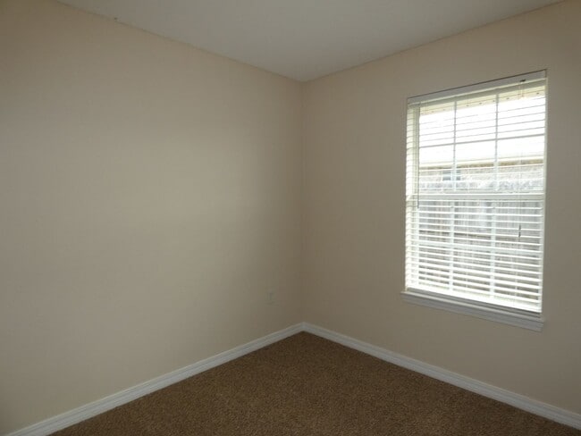 Building Photo - 4 Bedroom in Spencer Oaks Subdivision