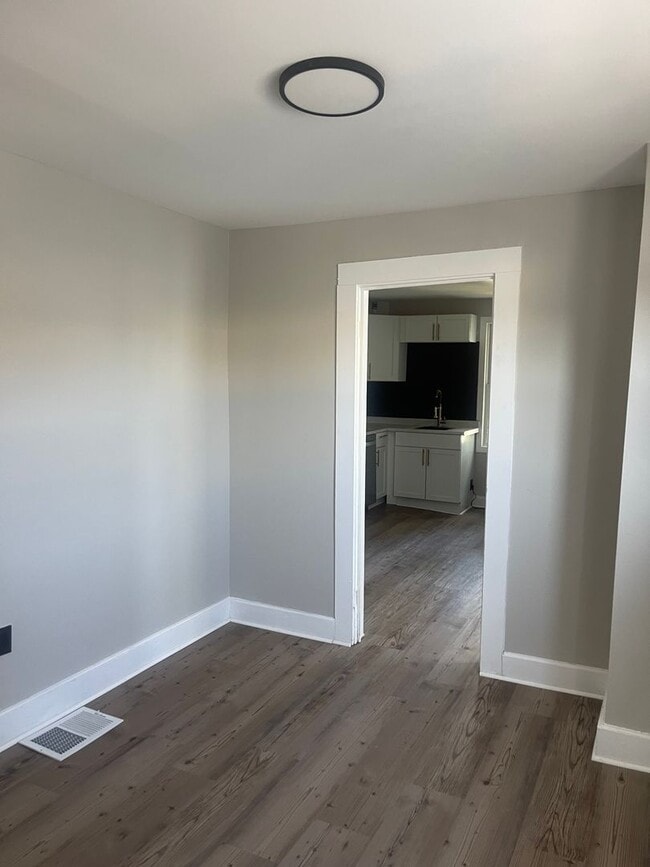 Building Photo - 637 S Rotherwood Ave