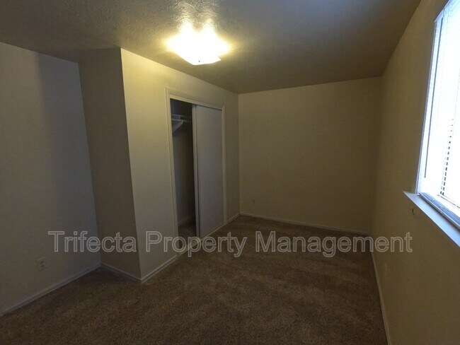 Building Photo - 417 N Hollywood St