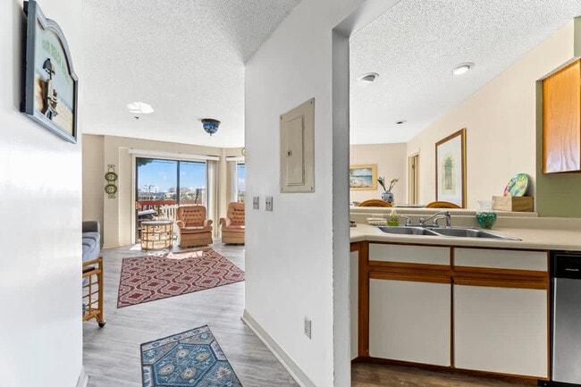 Building Photo - 8730 Thomas Dr