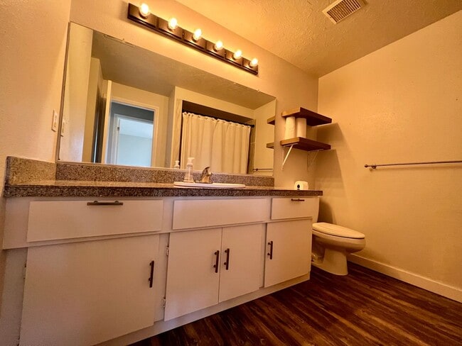 Building Photo - Charming and Spacious Home in a Convenient Gresham Location!