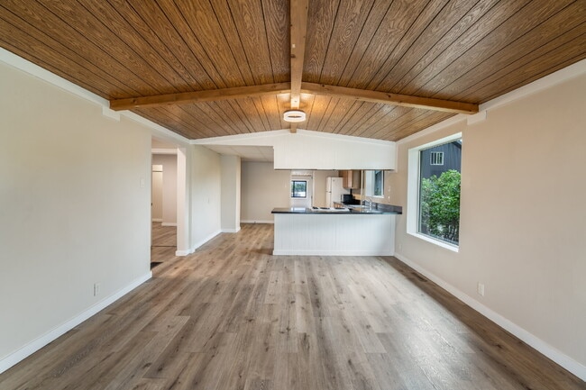 Building Photo - Gallatin Gateway Rental Just Steps from the River