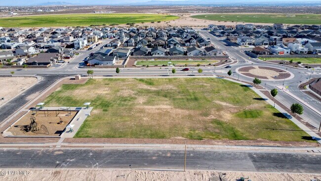 Building Photo - 13740 Villa Vista Ave