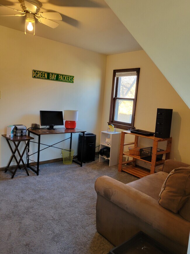 Bedroom 2 showing office set-up - 2215 N 70th St