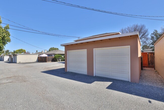 Building Photo - 1329 Essex Way