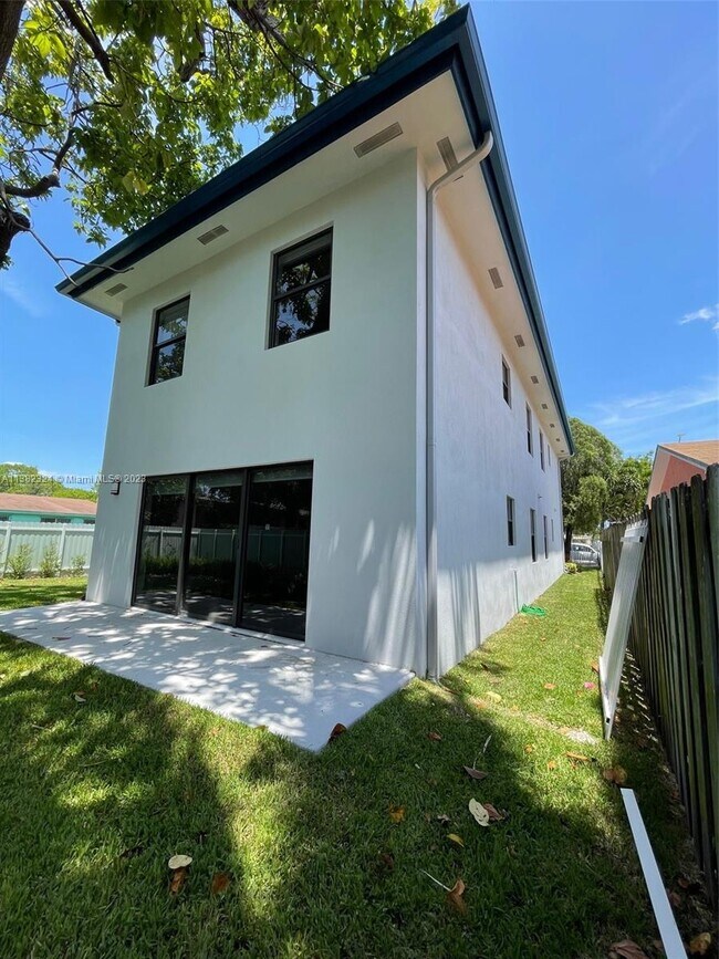 Building Photo - 4736 NW 15th Ct