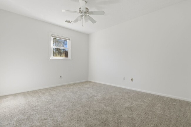 Building Photo - Spacious 3BR Home Close to Post, Schools & Shopping