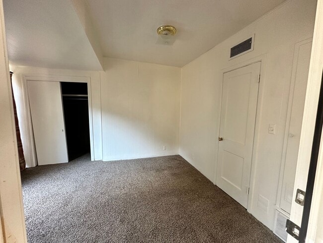 Building Photo - 2/1 In South Overton