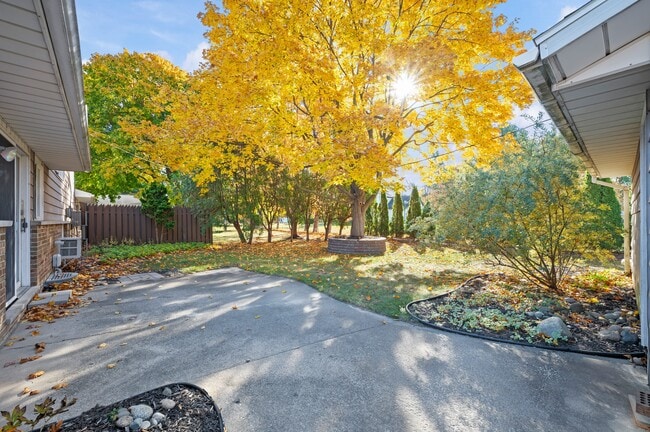 Building Photo - 1332 W Glenlord Rd