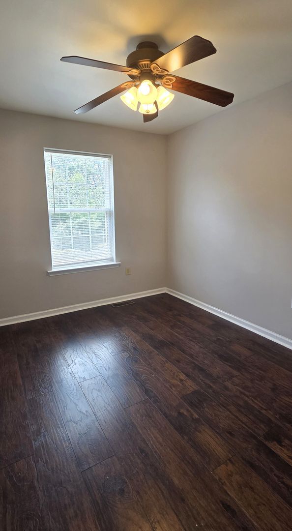 Building Photo - Beautiful 3 bedroom 2.5 bathroom END Unit ...