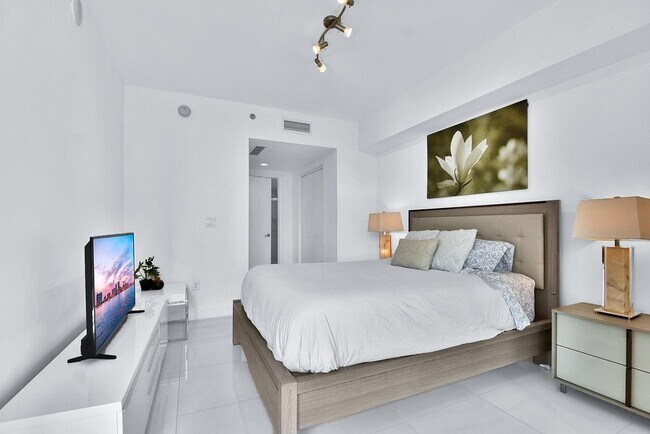 Building Photo - 475 Brickell Ave