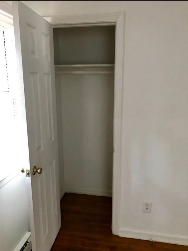 Building Photo - 3 bedroom house on quiet dead end! All ele...
