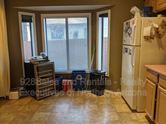 Building Photo - 1538 W University Heights Dr S