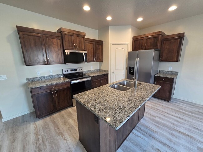 Building Photo - Large 4 Br - like new under $2k!