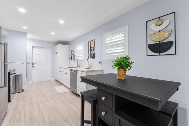 Building Photo - 230 SW 12th Ave