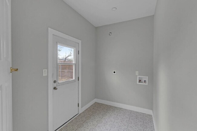 Building Photo - 1413-1412 N Bradley St