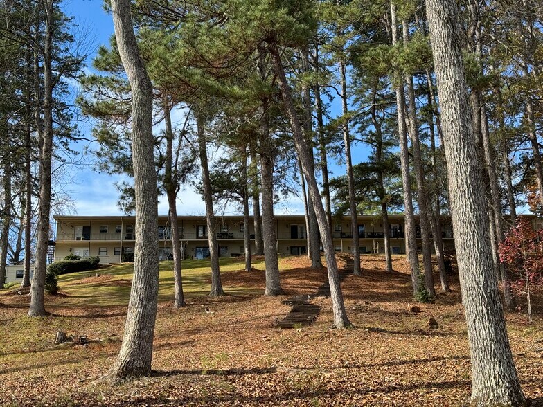 Building Photo - 2109 Pine Tree Dr