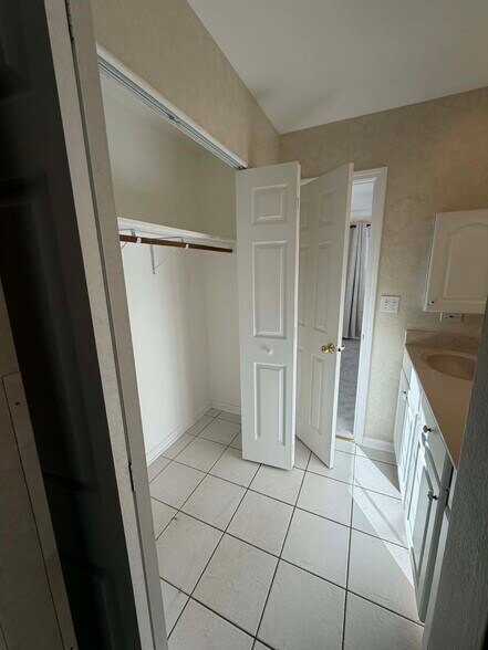 Building Photo - 1730 N Ridge Ave