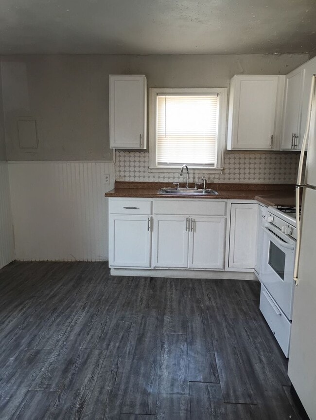 Building Photo - Close to shopping Centers!