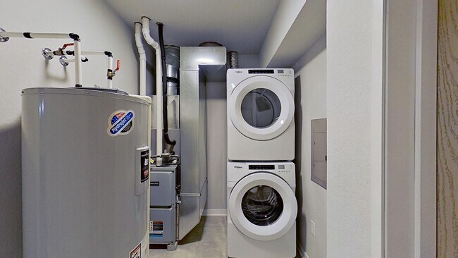 Building Photo - Condo Style Lower 1 Bedroom 1 Bathroom Apartment