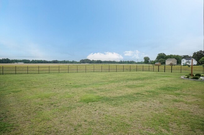 Building Photo - Three Bedroom Home!