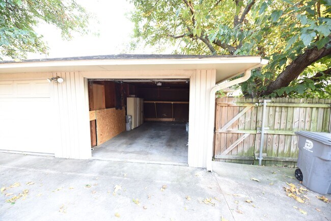 Building Photo - 5439-5439 Anita St