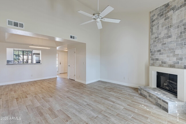 Building Photo - 2931 E Rose Ln