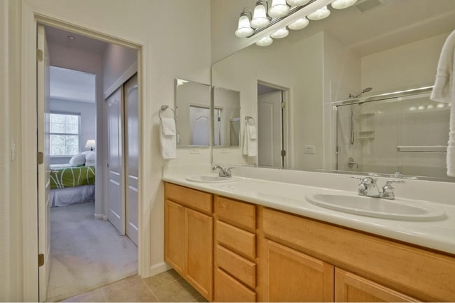 Building Photo - Newer 3bedrooms townhouse with 2 Cars Garage and AC in Fremont Niles area for rent