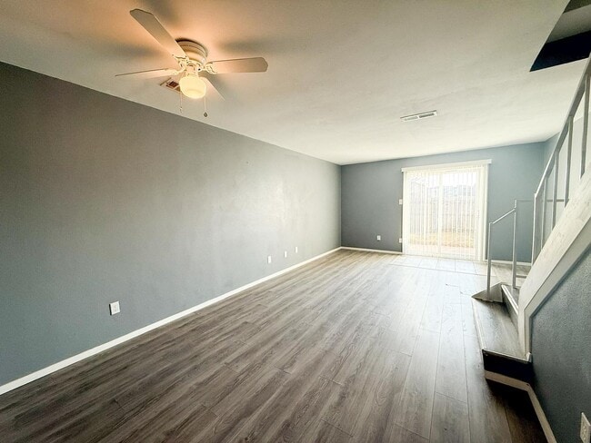 Building Photo - Spacious 2 story townhouse with fenced yard!