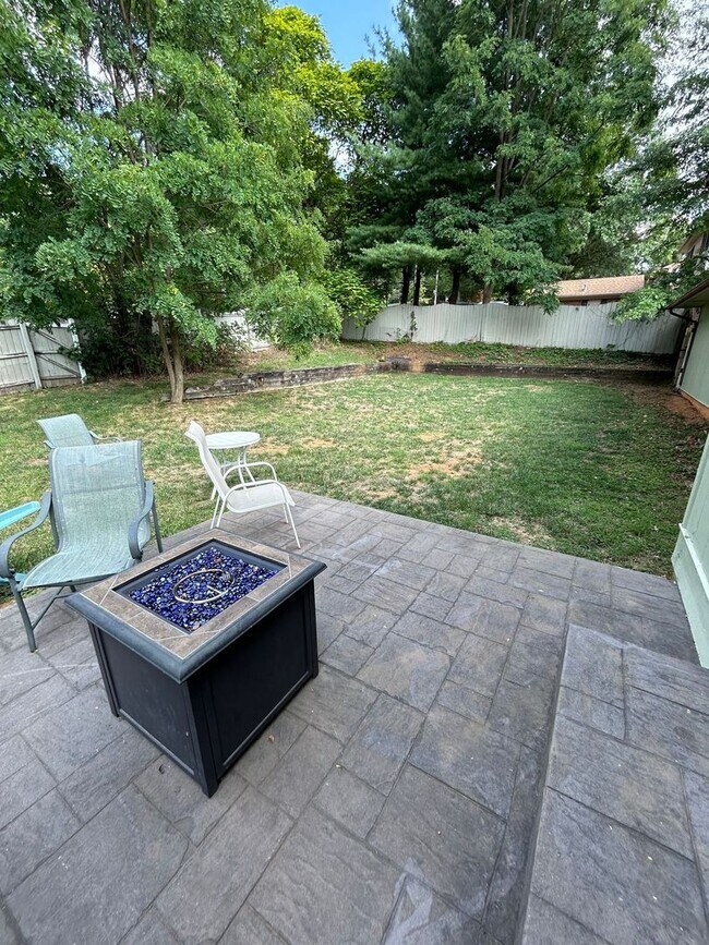 Building Photo - 706 Greenbriar Dr