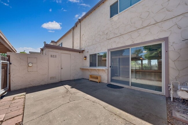 Building Photo - Beautifully Updated 3-Bed Townhome in Carm...