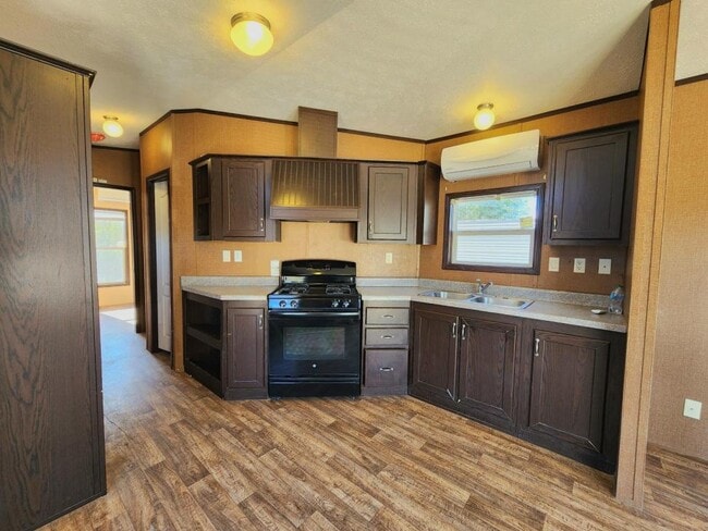 Building Photo - 140 Holy Temple St