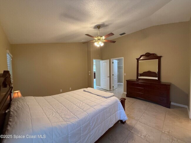 Building Photo - 1634 Sun Gazer Dr