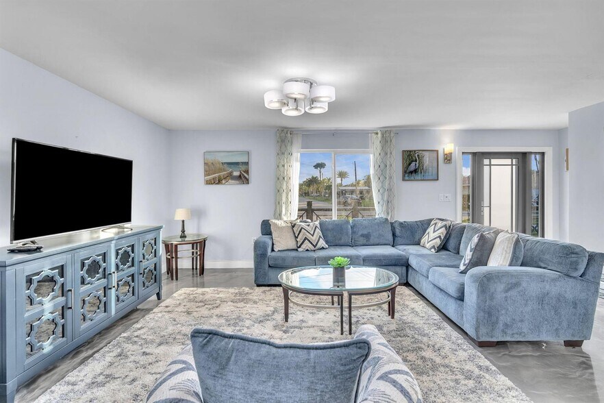 Building Photo - 4400 SW 37th Ave