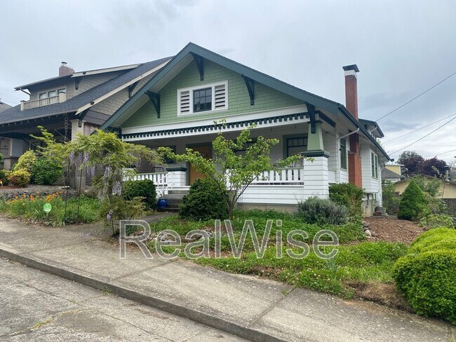 Building Photo - 837 SE Blakeley Ave