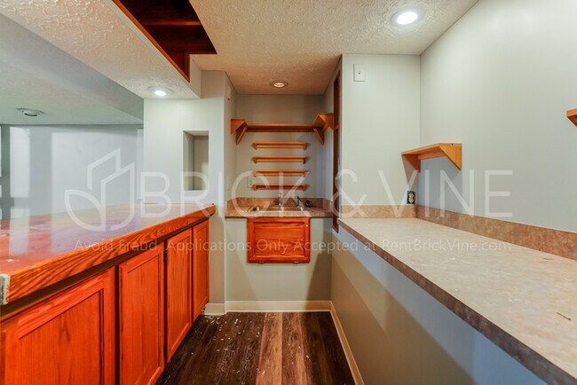 Building Photo - Home in Waltham Place w/ fenced yard & garage
