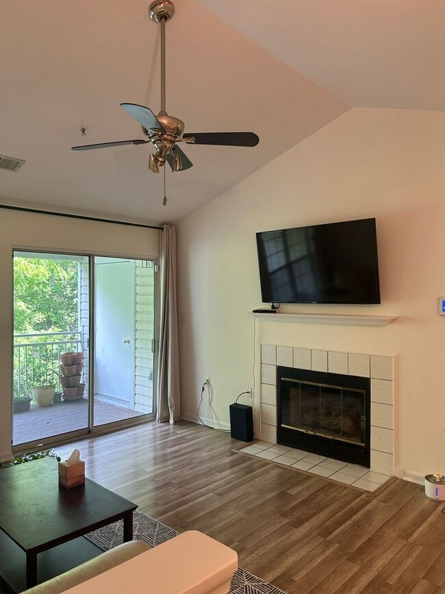 Building Photo - 2 Bedroom Condominium in Sought After Comm...