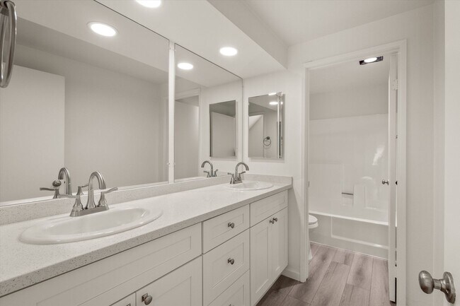 Building Photo - Large Renovated 3bed x 2.5bath Townhouse with Private Patio & 2-Car Garage