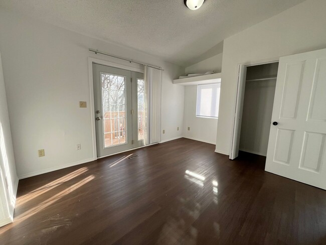 Building Photo - Rent Special - 3 Bed/2 Bath Duplex Apartment Near Downtown!