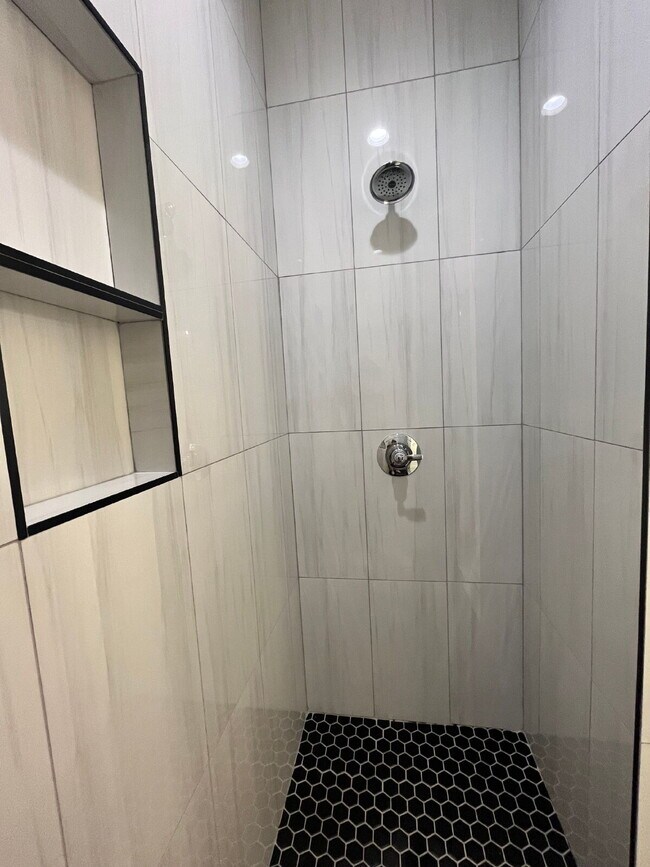 Building Photo - 2 Bedroom Home with Easy Access to Slide Road