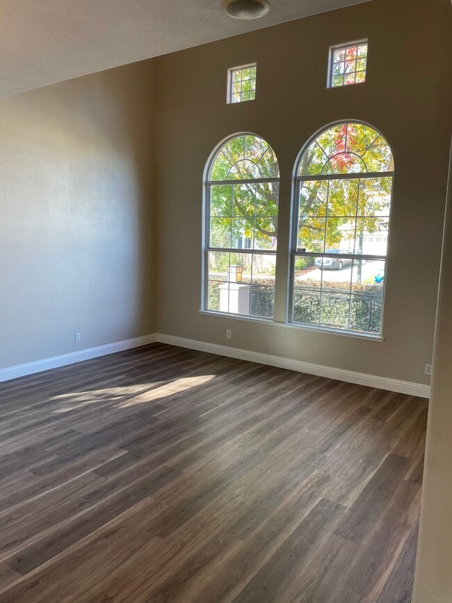 Building Photo - BEAUTIFUL 2-STORY HOME WITH POOL & 3 CAR GARAGE IN ROCKLIN!